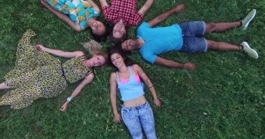 bir yıldız şekli oluşturan arkadaşlar