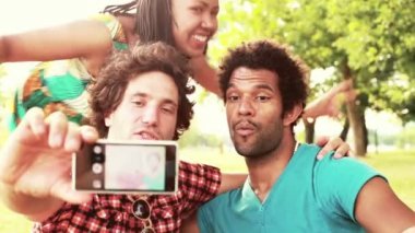 arkadaşlar eğlenmeye selfies alarak