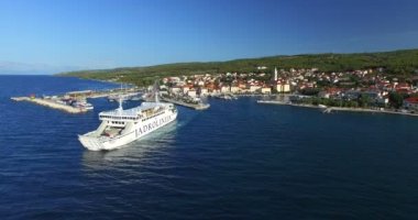 Supetar bırakarak liman ferry