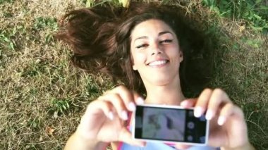 bir selfie alarak arkadaşlar