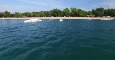 Wakeboarder slaytlar bir demiryolu üzerinde