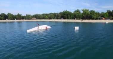 Wakeboarder slaytlar bir demiryolu üzerinde