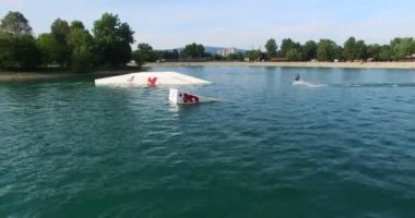 Wakeboarder slaytlar bir demiryolu üzerinde