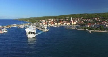 Supetar bırakarak liman ferry