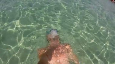 adam sırt üstü yüzer