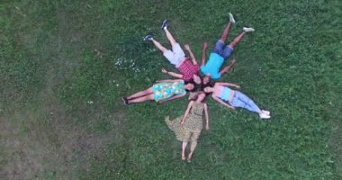 bir yıldız şekli oluşturan arkadaşlar