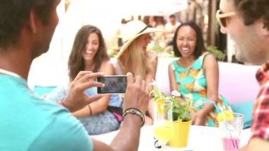 Adam'ın kadın resimlerini eller