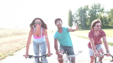 Bisiklete binme ve selfies alarak Yetişkin