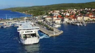 Supetar bırakarak liman ferry