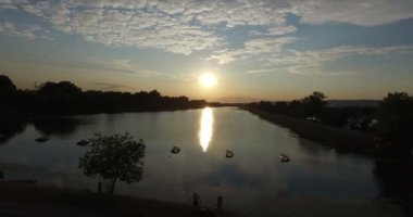 Sunset bulvarında Göl Jarun Zagreb'de