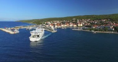 Supetar bırakarak liman ferry