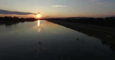 Kürekli tekneler Jarun göl kenarında