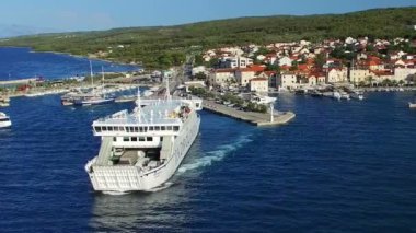 Supetar bırakarak liman ferry