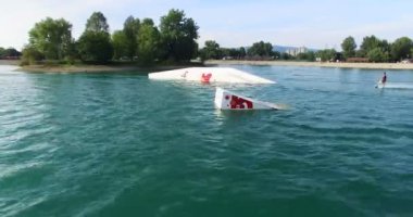 Wakeboarder slaytlar bir demiryolu üzerinde