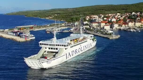 Ferry saliendo del puerto en Supetar — Vídeo de stock