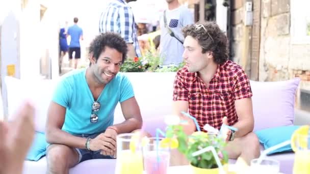 Amigos charlando en la terraza cafetería — Vídeo de stock