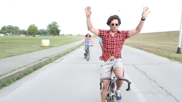 Adultos ciclismo al aire libre — Vídeo de stock