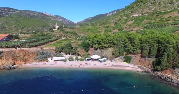 Hermosa pequeña bahía en Komiza — Vídeos de Stock