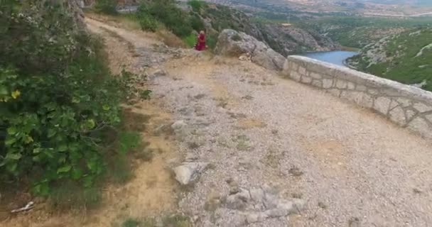 女性 Zrmanja 川で瞑想 — ストック動画
