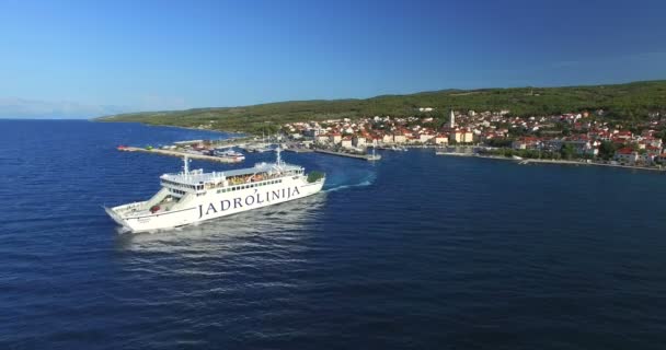 Färjan lämnar hamnen i Supetar — Stockvideo