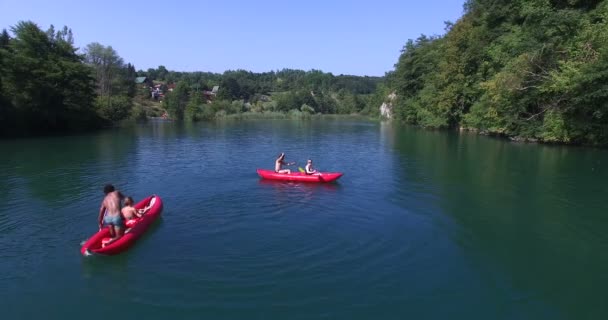 Friends paddling canoes — Stock Video