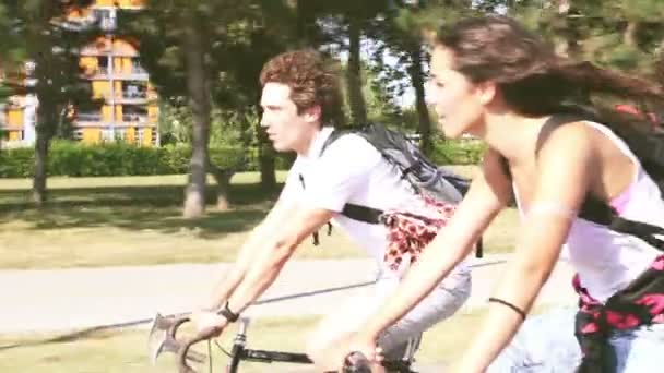 Pareja disfrutando de ciclismo cerca del parque — Vídeos de Stock