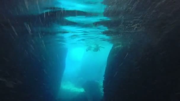 Pessoas nadando na caverna — Vídeo de Stock