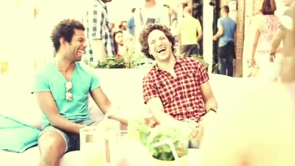Amigos charlando en la terraza cafetería — Vídeo de stock