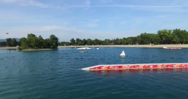 Wakeboarder desliza sobre um trilho — Vídeo de Stock