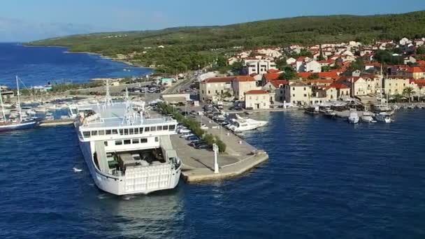 Ferry saliendo del puerto en Supetar — Vídeos de Stock