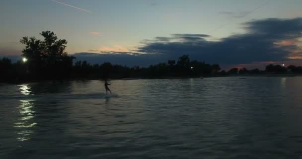 Mand wakeboarding ved solnedgang – Stock-video