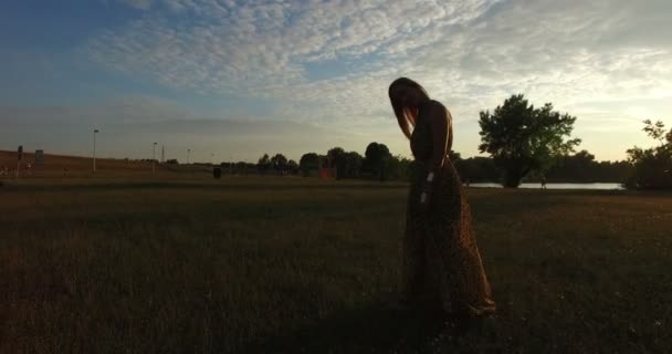 Kvinnan gå barfota i gräset — Stockvideo
