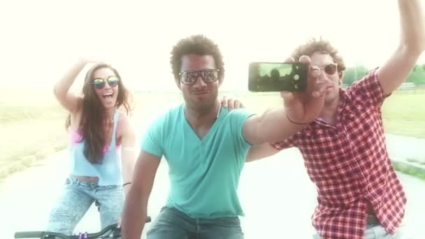 Adultes faisant du vélo et prenant des selfies — Video