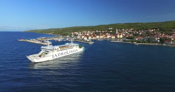 Ferry deixando porto em Supetar — Vídeo de Stock