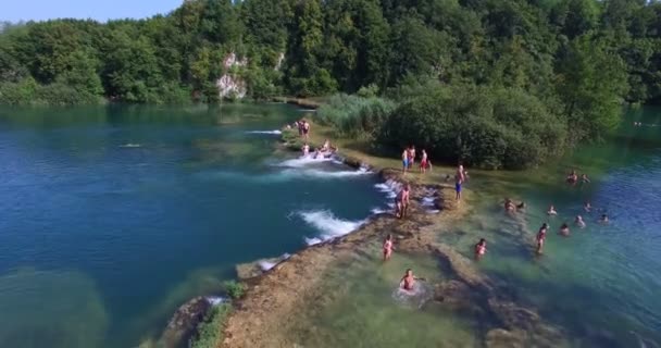 Menschen genießen sonnigen Tag am Fluss — Stockvideo