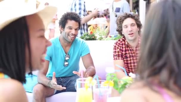 Freunde plaudern im Terrassencafé — Stockvideo