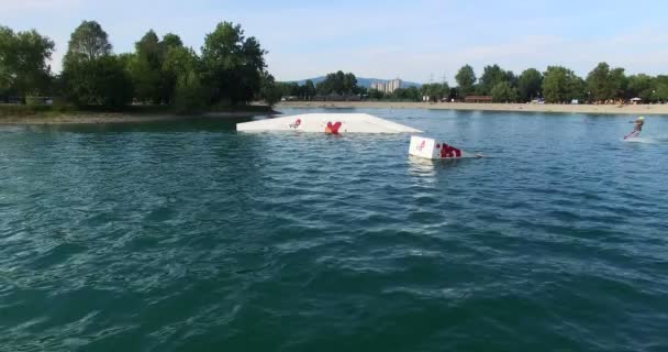 Wakeboarder se desliza sobre un riel — Vídeo de stock