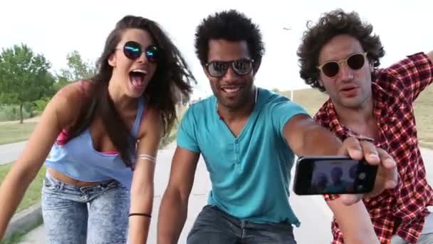 Adultos pedalar e tirar selfies — Vídeo de Stock