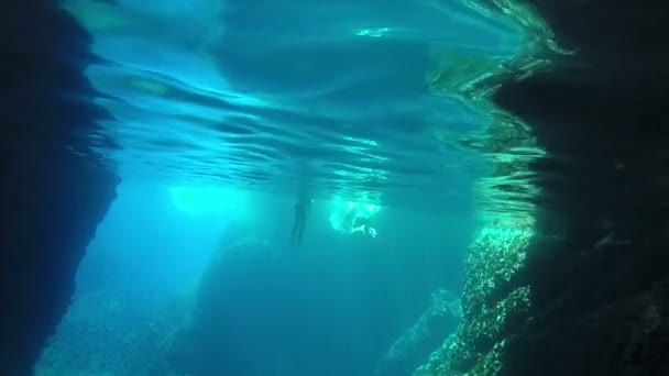 Paar schwimmt in Höhle — Stockvideo