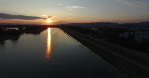 Δίπλα στη λίμνη Jarun βάρκες με κουπιά — Αρχείο Βίντεο