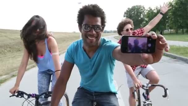 Adulti in bicicletta e scattare selfie — Video Stock