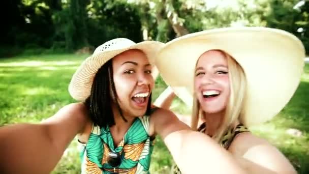 Femmes prenant des selfies — Video