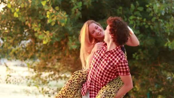 Man giving girlfriend a piggyback ride — Stock Video