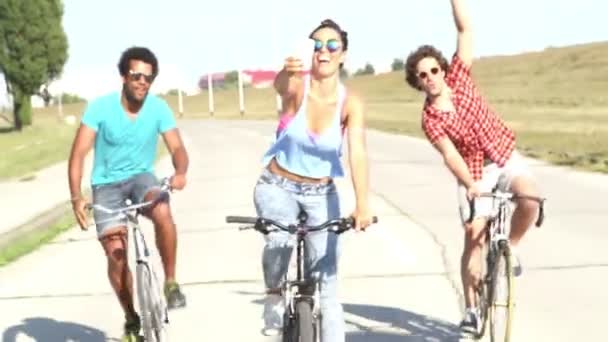 Взрослые катаются на велосипеде и делают селфи — стоковое видео
