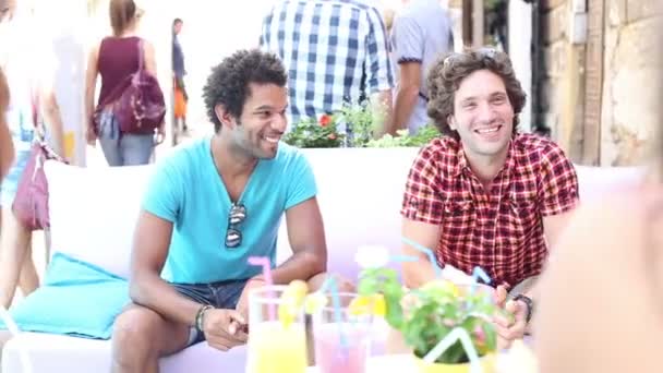 Přátel, chatování na terase café — Stock video