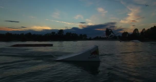 Wakeboarder salta sobre el pateador — Vídeo de stock