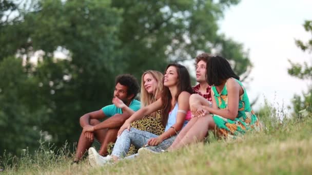 Amigos tomando selfies — Vídeo de stock