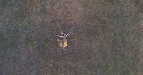 Femme couchée dans l'herbe — Video