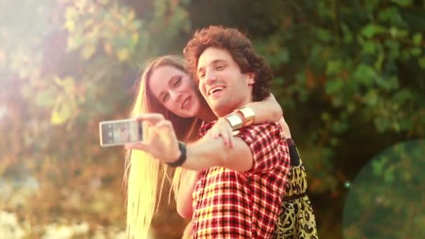 Couple taking selfies and laughing — Stock Video