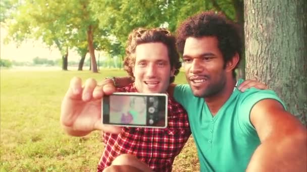 Hombres tomando una selfie — Vídeos de Stock